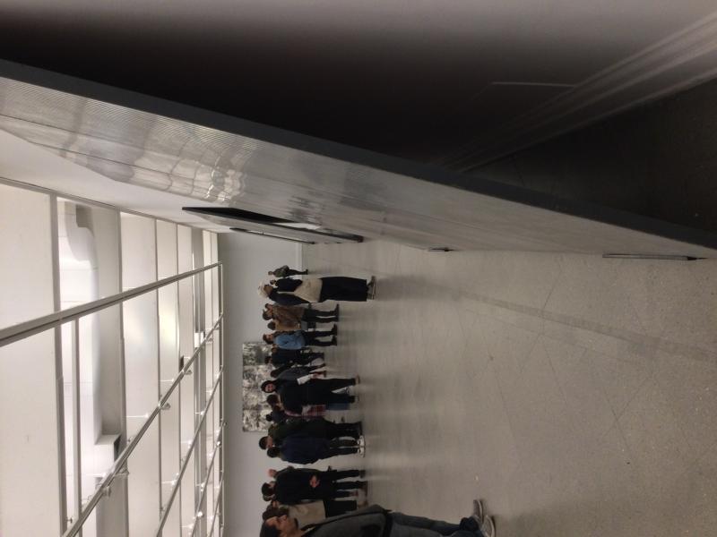 Personas recorriendo la exposición