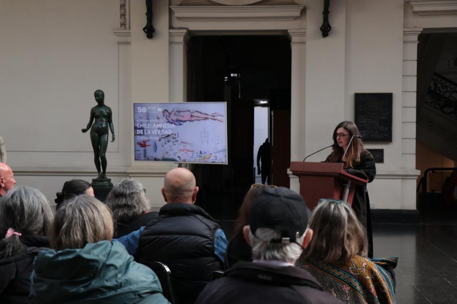 Mujer de lentes dando un discurso