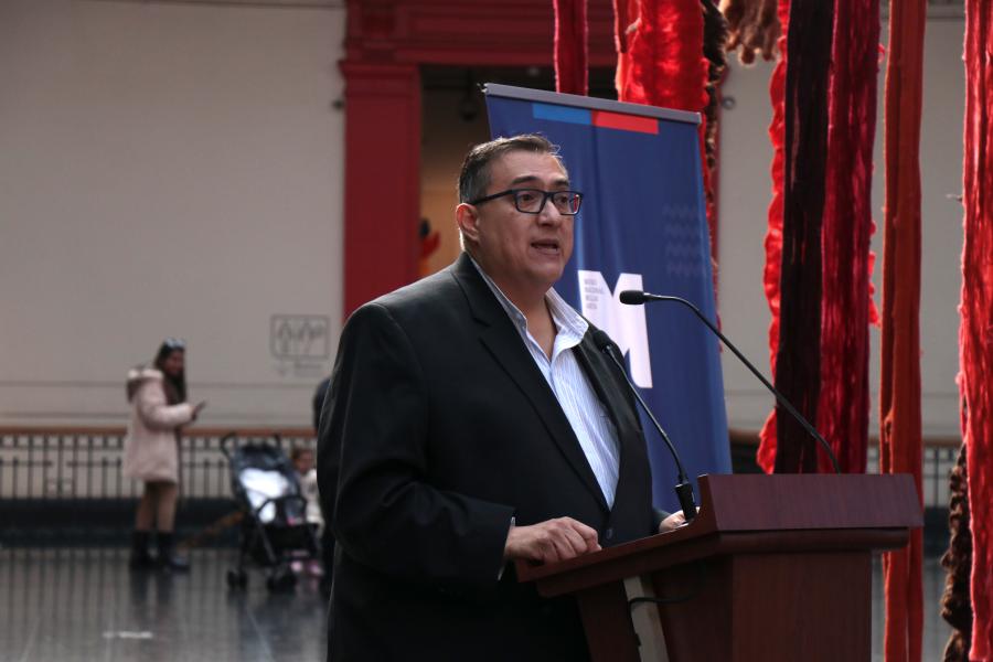 Hombre dando un discurso