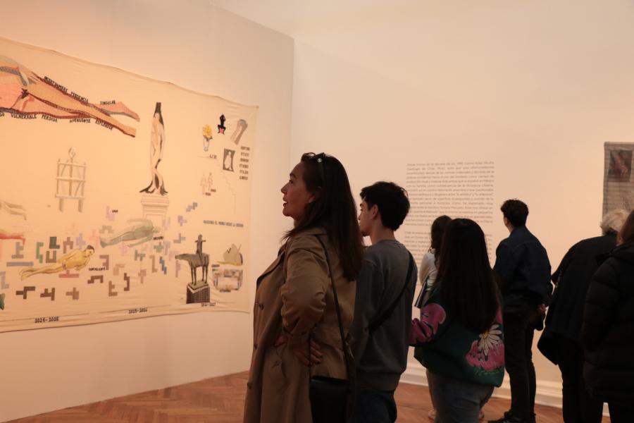 Mujer y joven observando pieza en la exposición