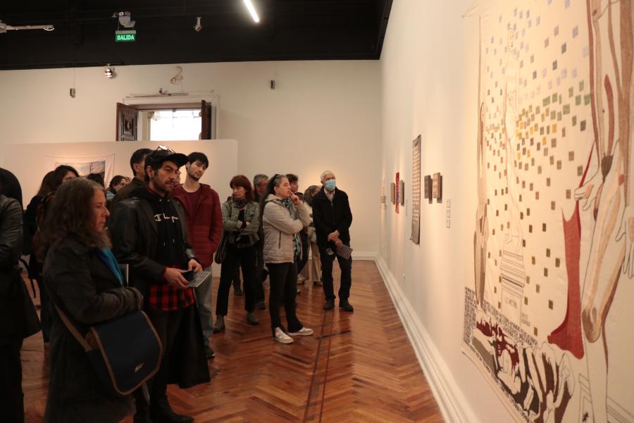 Grupo de personas observando una gran pieza en la exposición