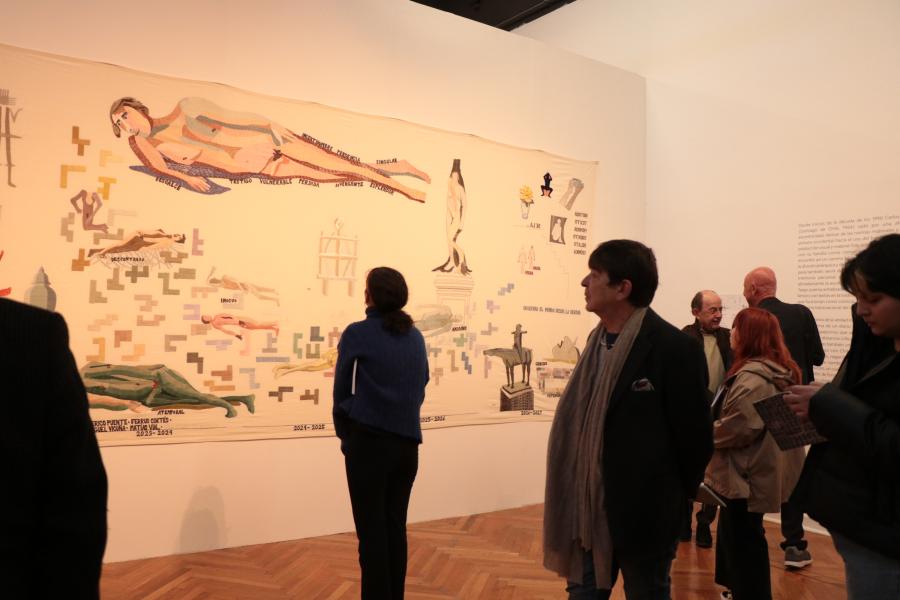 Hombre mirando pieza en la exposición