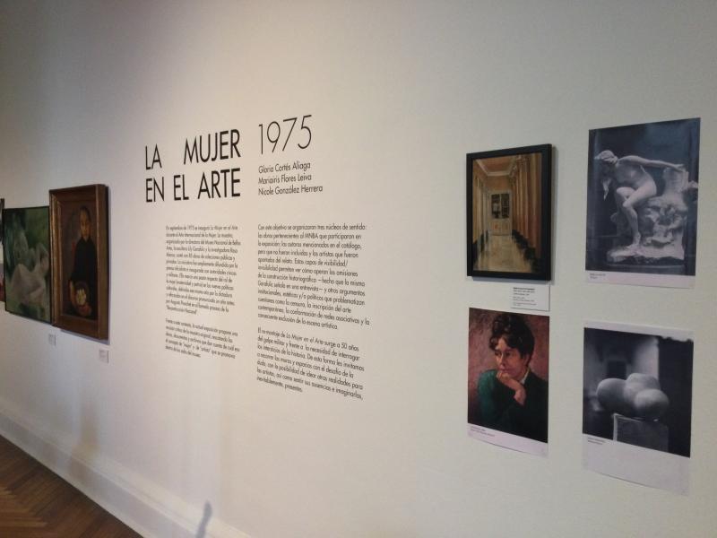 Pared en la que dice La mujer en el arte 1975 y esta rodreada de 4 cuadros
