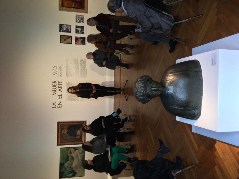 Mujer de lentes mayor dando un discurso