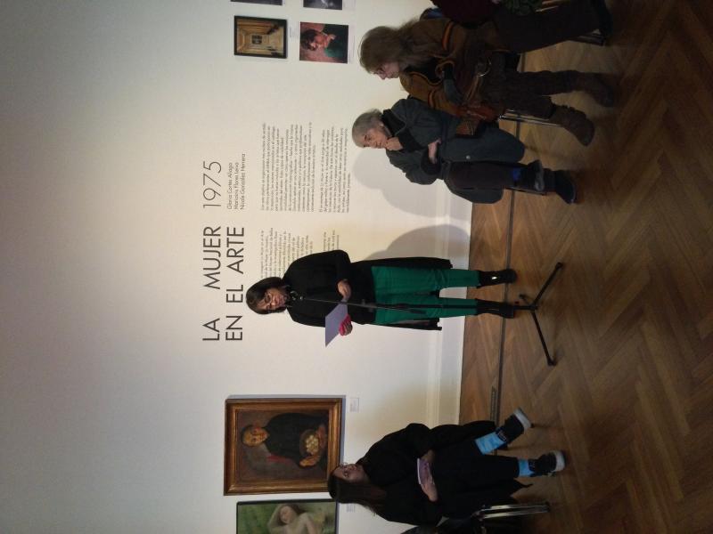 Mujer dando un discurso