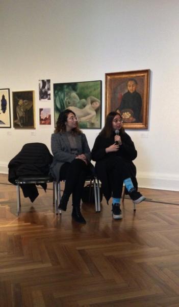 Dos mujeres y una sostiene un micrófono