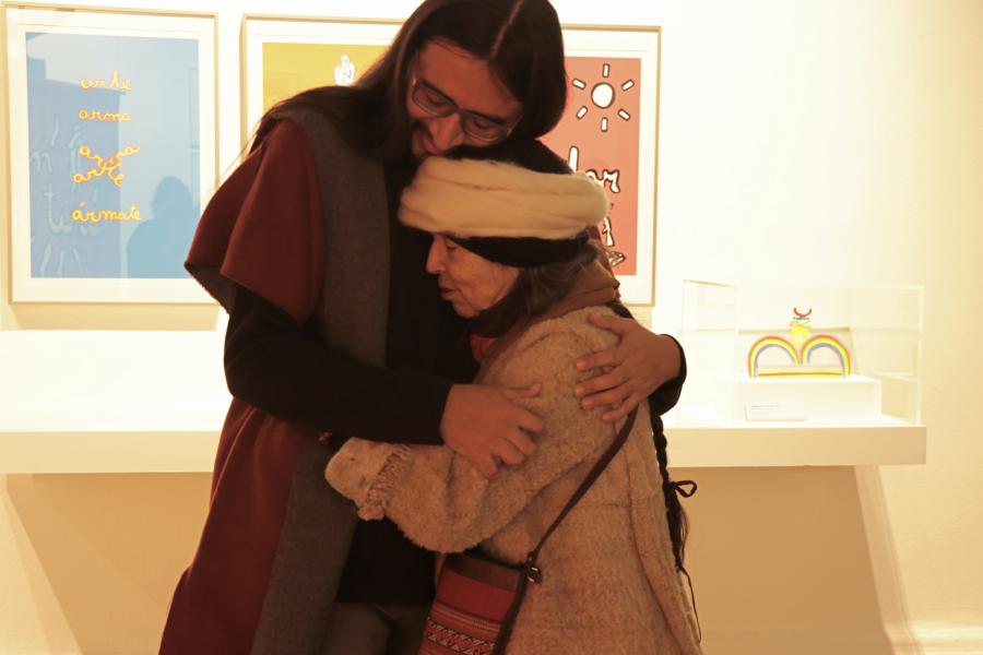 Hombre joven abrazando a una mujer mayor