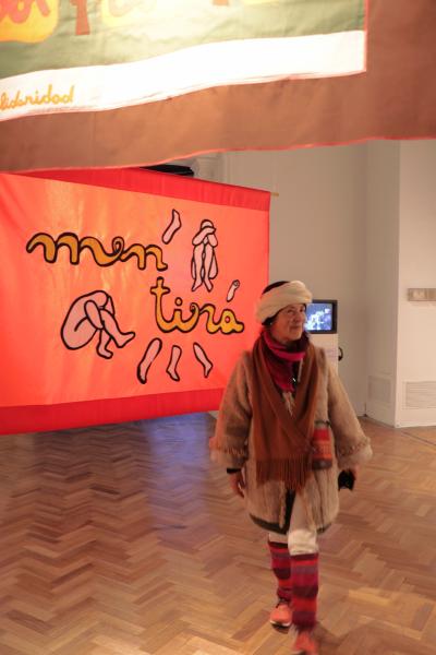 Mujer mayor junto a su creación