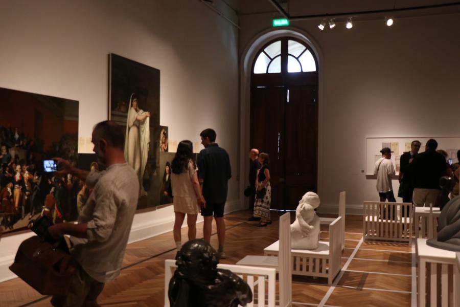 Personas en la sala de la exposición