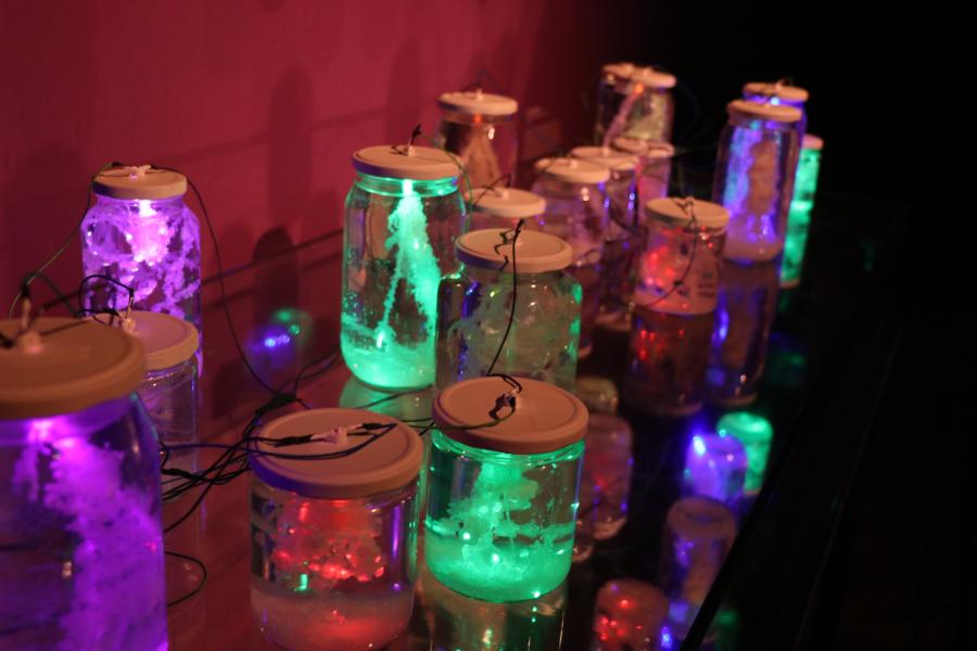 Frasco con luces de colores dentro