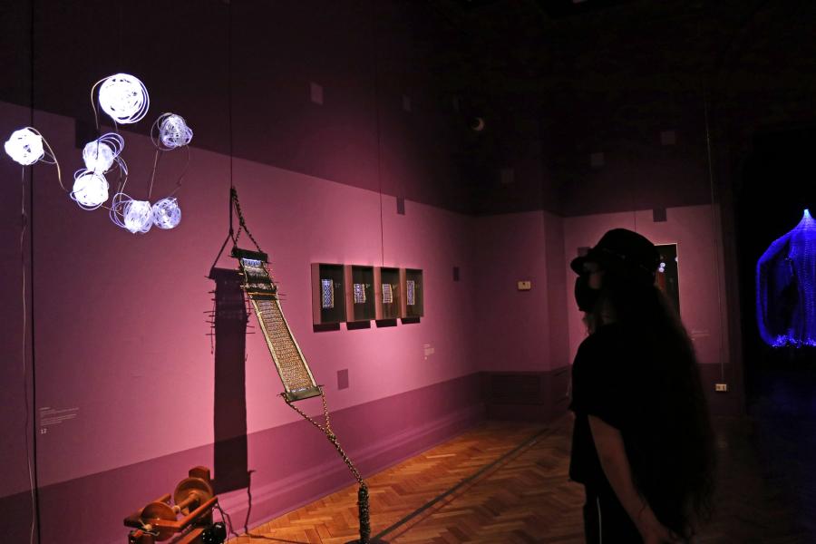 Mujer con mascarilla viendo la exposición