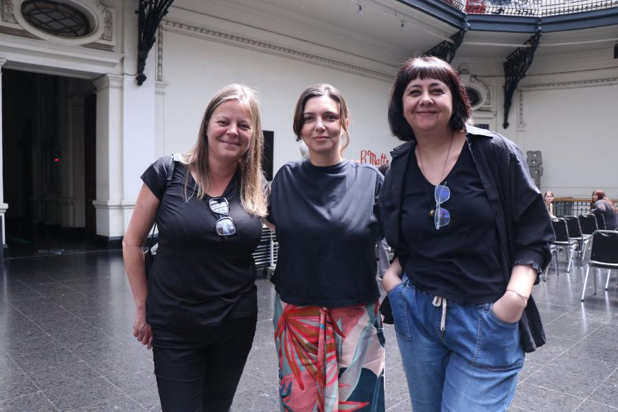 Directora junto a dos mujeres