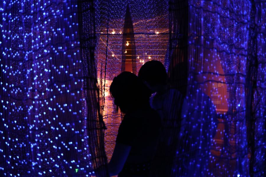 Dos personas al medio de luces