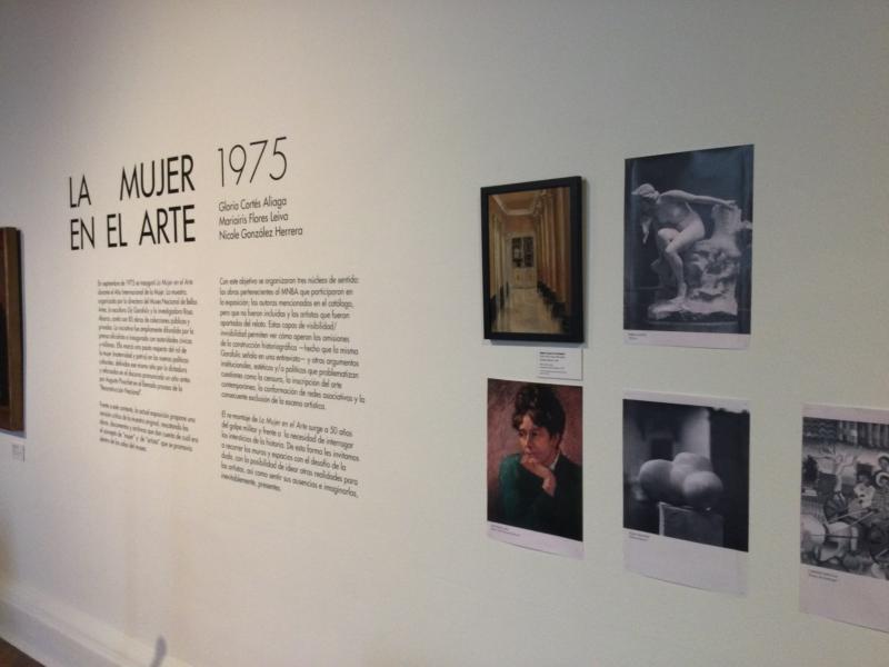 Una pared en la que dice “La mujer en el arte” bajo de esta se encuentra una breve descripción de lo que trata la muestra, al lado derecho del texto se observan 4 cuadros