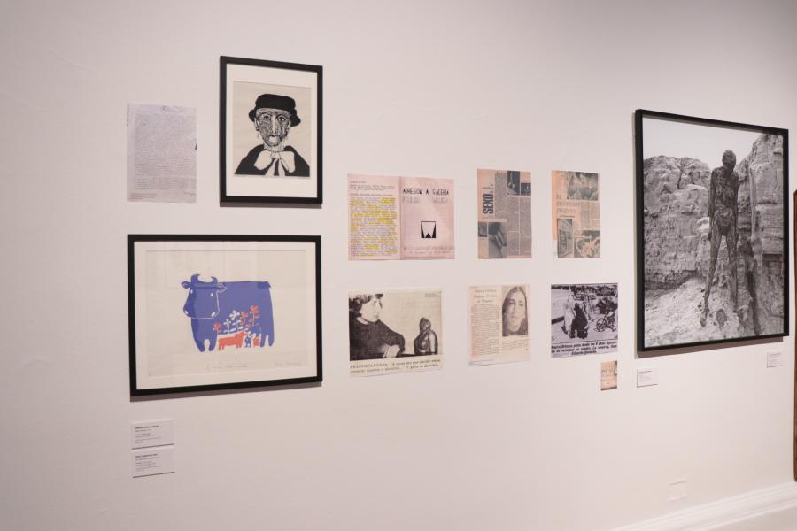 En la fotografía se aprecia ilustraciones y cuadros