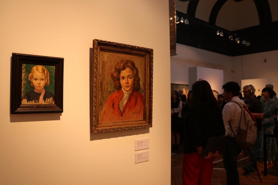 Dos cuadros en una pared