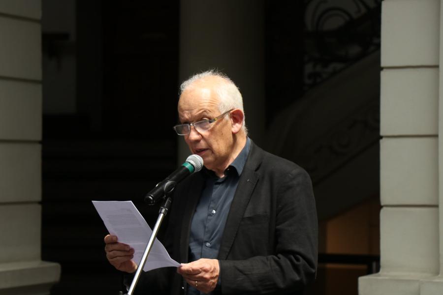 Hombre de lentes  dando un discurso