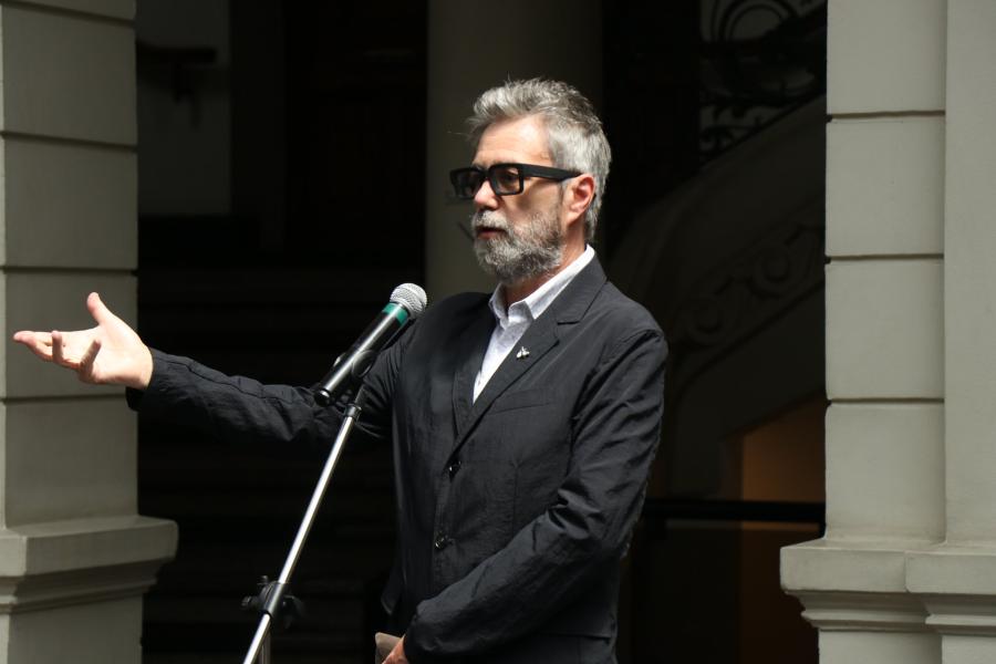 Hombre dando un discurso