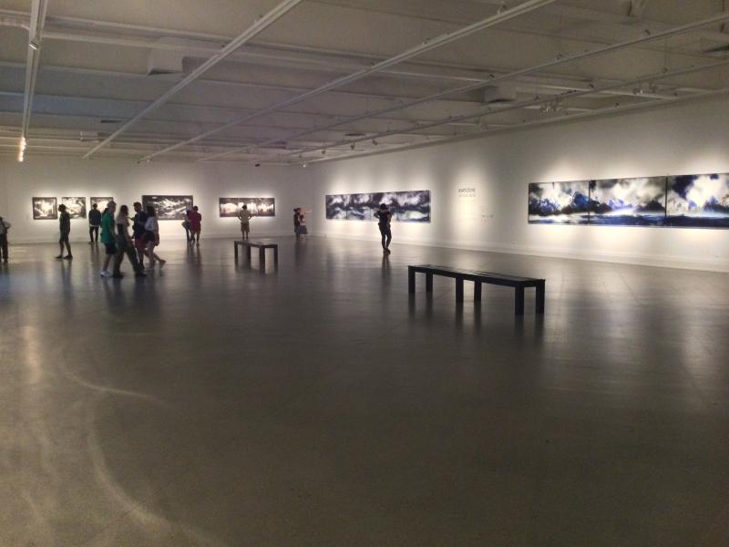 Muchas personas en la sala de la muestra