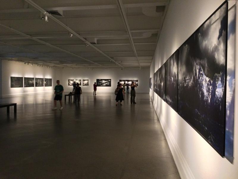 Personas observando la muestra