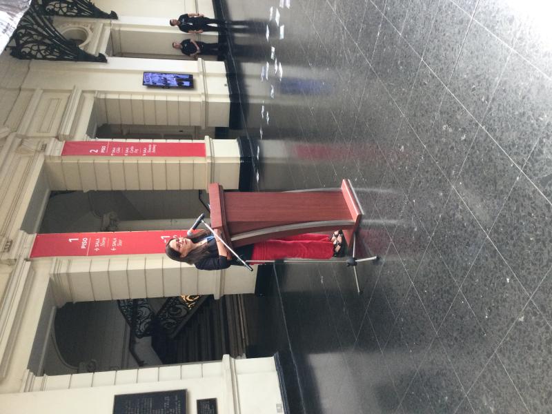 Mujer de lentes dando un discurso