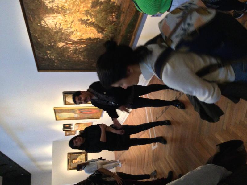 Hombre hablando a personas en la sala de la muestra