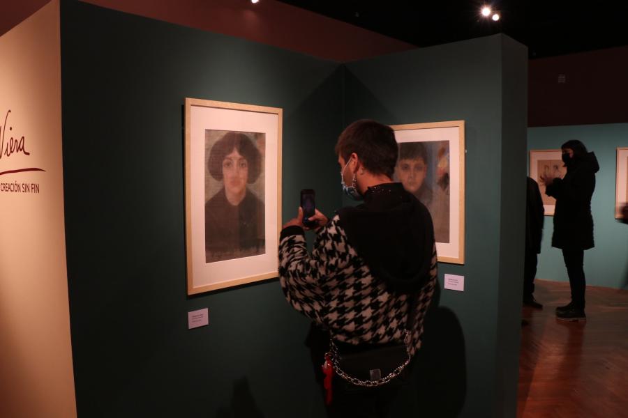 Persona sacando una foto a un cuadro