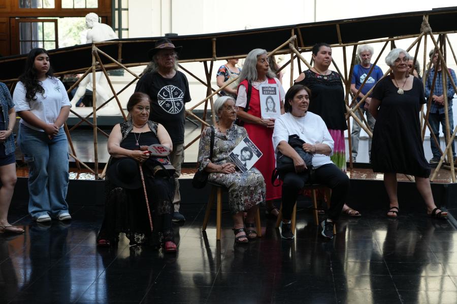 Público de familiares desaparecidos, tres mujeres sentadas