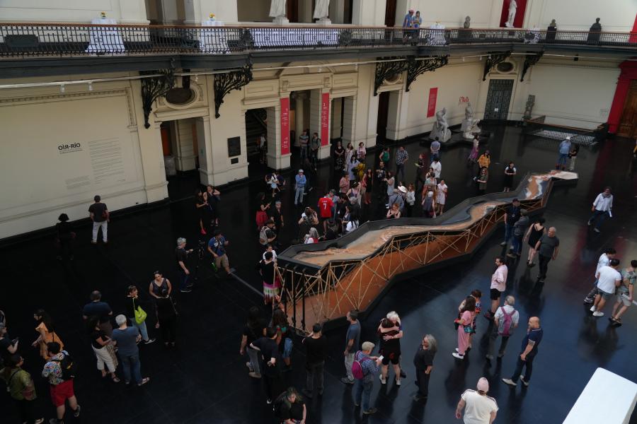Exposición del Río Mapocho en medio del hall del museo