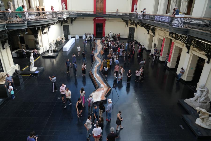 Exposición del Río Mapocho en medio del hall del museo