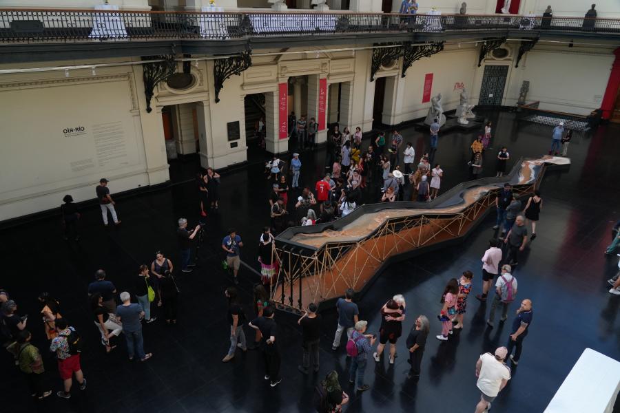 Exposición del Río Mapocho en medio del hall del museo