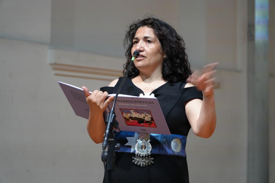 Mujer leyendo un libro