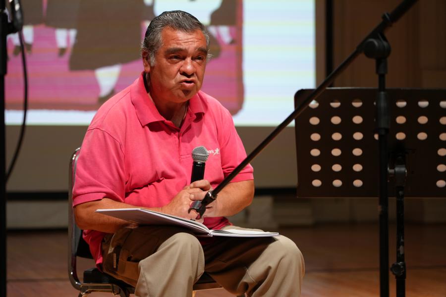 Hombre leyendo un libro