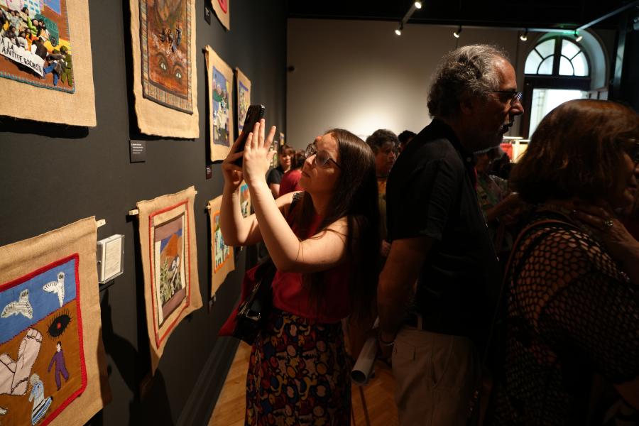 Mujer sacando una foto a un cuadro