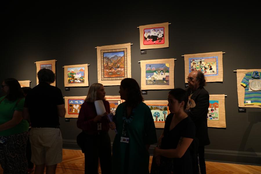 Personas mirando los cuadros