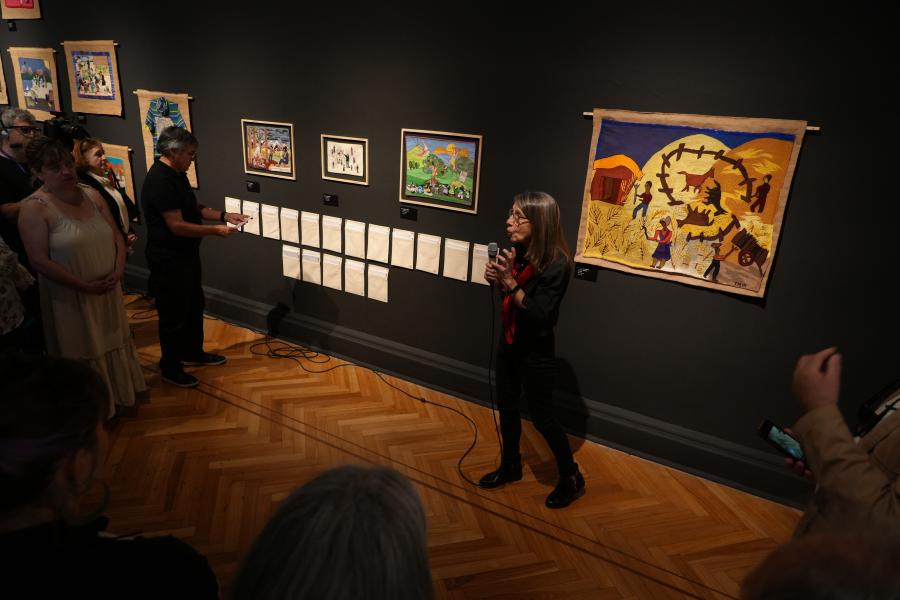 Curadora exponiendo ante las personas