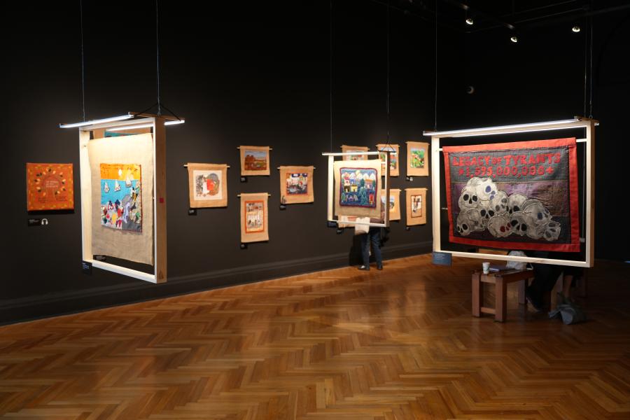 Cuadros en la sala de exposición