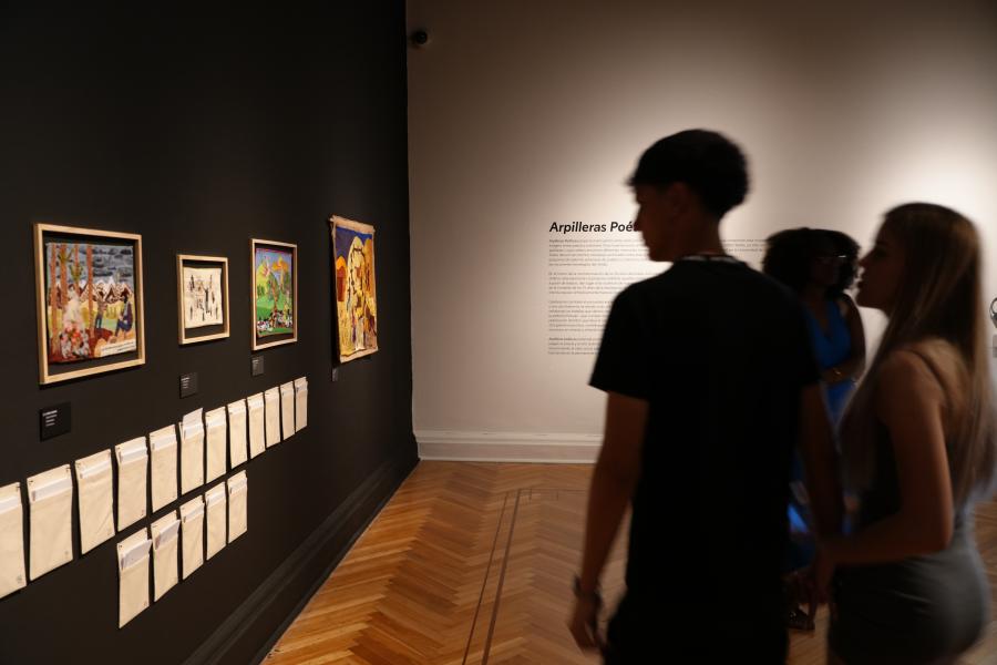 Personas mirando cuadros de la exposición