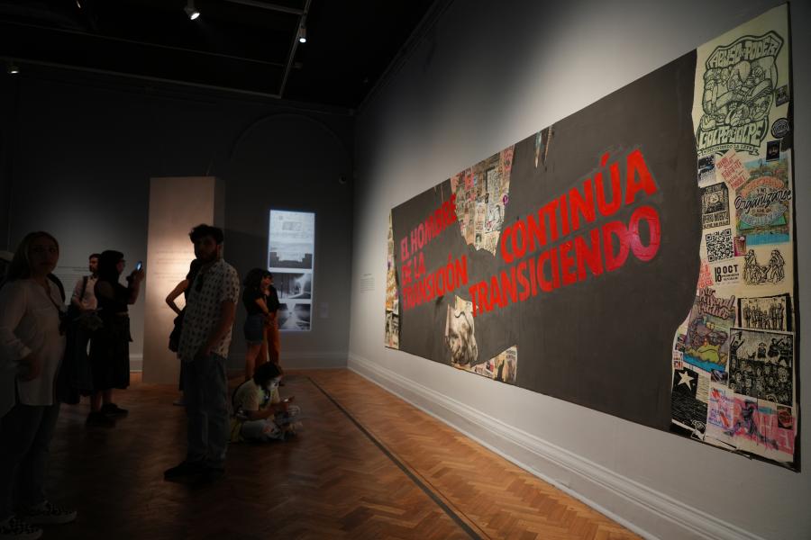 En la pared se encuentra un cuadro con letras rojas