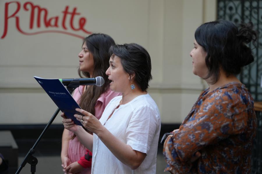 Curadora de la exposición hablando