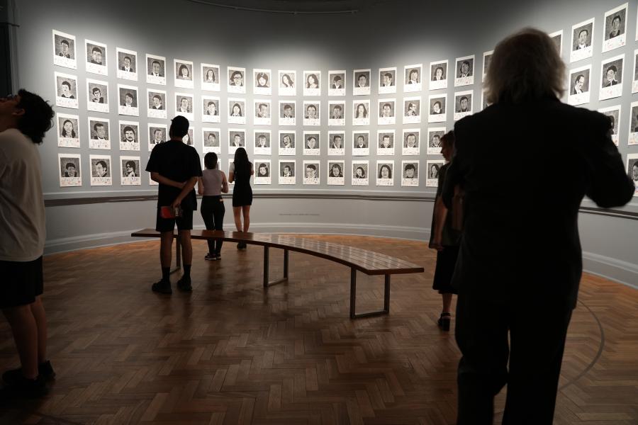 Mural con fotografías de los detenidos desaparecidos