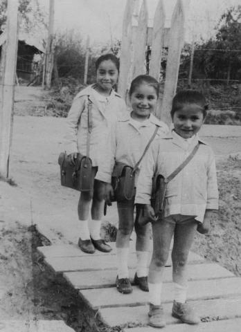 Fotografía en blanco y negro de tres niñas pequeñas
